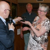 Marjan van der Bent ontvangt beeldje