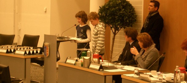insprekers Margriet en Matthijs, uit groep 8 Julianaschool